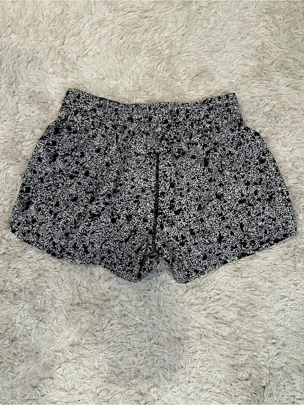 🍋 Lululemon Women’s Black & White Tracker Athletic Shorts - 8